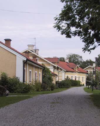 I enlighet med tidens nya park- och trädgårdskultur tillkom även större trädgårdsanläggningar kring de två bruken. Till krutbruket anlades en stor trädgård och promenadpark under 1770-talet.