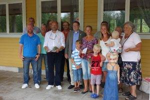 personer, organisationer och företag som gör extraordinära insatser. Motiveringen lyder: Sedan 19 år tillbaka har Familjen Axelsson ideellt bedrivit simskola för barn i Västanvik.