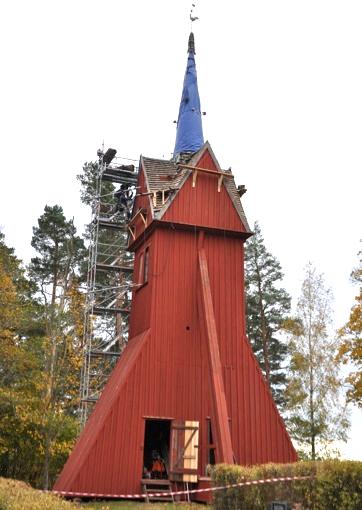 Korsberga klockstapel Hjo pastorat 2014 10 11 Repara&on av tornkonstruk&onen u/ört av Ma2as Hallgren, Tradi&onsbärarna Skadorna i tornkonstruktionen uppdagades när Hälsinge Takspån märkte att