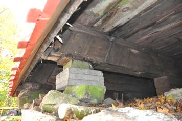 Istället för att åtgärda dessa har man sågat bort den undre av de dubbla syllarna ett par meter i under stapeln och ersatt med