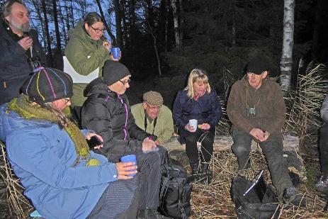 Ingela och Kerstin J. fick fart på den trilskande vedspisen och kaminen och Tage Aronsson och Kerstin Jarnehag förhöjde feststämningen med sång och spel på gitarr och dragspel. Måndag 2 oktober.