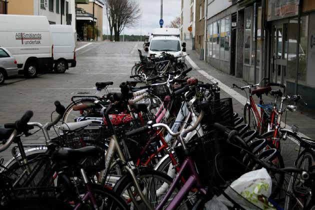 - Kommunen ska föregå med gott exempel i parkeringsfrågan och aktivt använda sig av lösningar som minskar behovet av bilparkeringsplatser vid kommunala arbetsplatser.