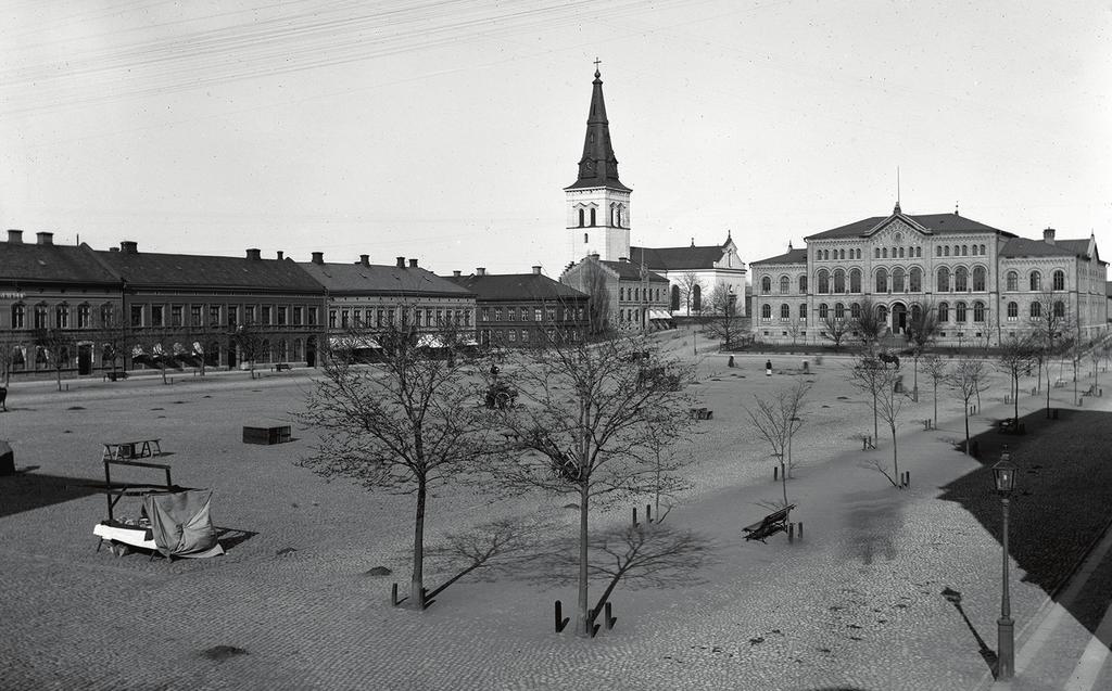 Stora torget anlades som ett handelstorg, dominerat av den öppna torgytan. Långsidornas trädkantade promenadstråk var ett karaktärsskapande drag. Bild från omkring 1890. Foto: Värmlands Museums arkiv.