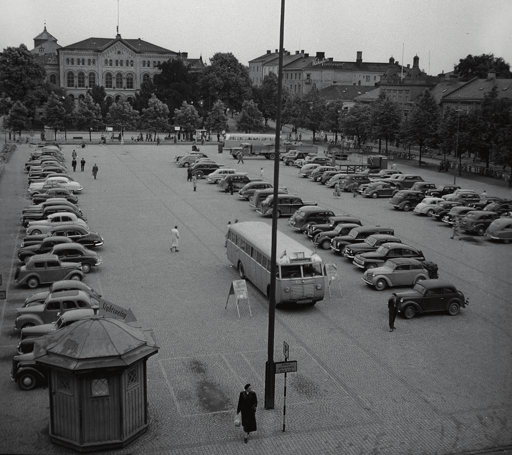 Dagens utformning av Stora torget härrör från 1995. Då genomfördes en omgestaltning där en bärande idé var att återföra busstrafiken till torgmiljön från Drottninggatan.