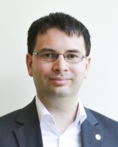 Född: 1986, Sverige Yrke: Ordförande Uppsala studentkår Daniel Simmons Jag är intresserad av många frågor men brinner främst för att arbeta med skola, bostad och arbetsmarknad.