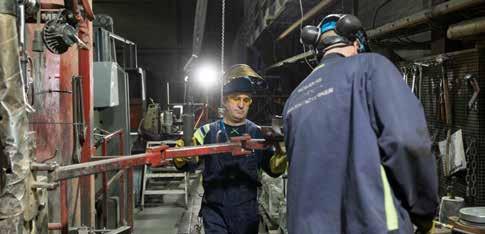 Skrotet smälts och når en temperatur på cirka 1 600 C. I ljusbågsugnen renas smältan. Efter avslutad behandling tappas smältan till en skänk som rymmer 50 ton, men som snart tar 60 ton.
