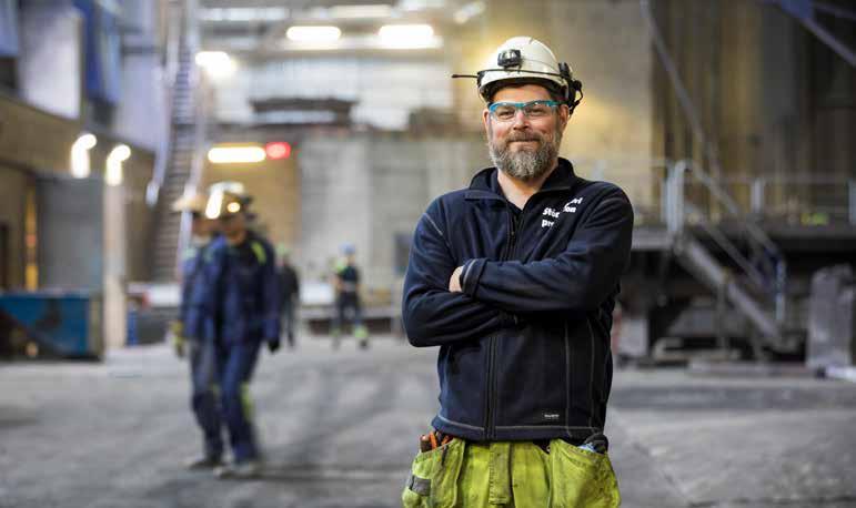 LARS PERSSON, ELEKTRIKER PÅ HÖGANÄS. KOLLEGAN JENS ANDERSSON ÄR TILLBAKA I SHANGHAI.