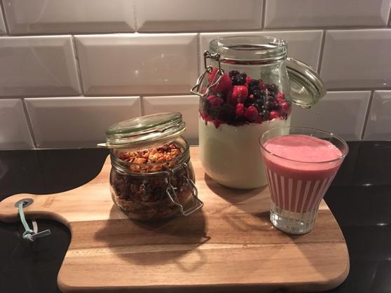 Smoothie: 1 liter lättyoghurt 1 st banan 250 g bär Granola 2 dl nötter, t ex.