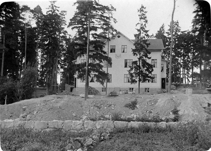 På gården fanns nio torrdass. Kallt vatten fanns indraget i lägenheterna men el saknades så det var fotogenlampor och stearinljus som gällde.