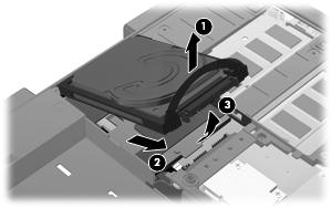 Med hårddisken i 45 graders vinkel drar du den framåt (2) tills hårddisken baksida har frigjorts från datorns