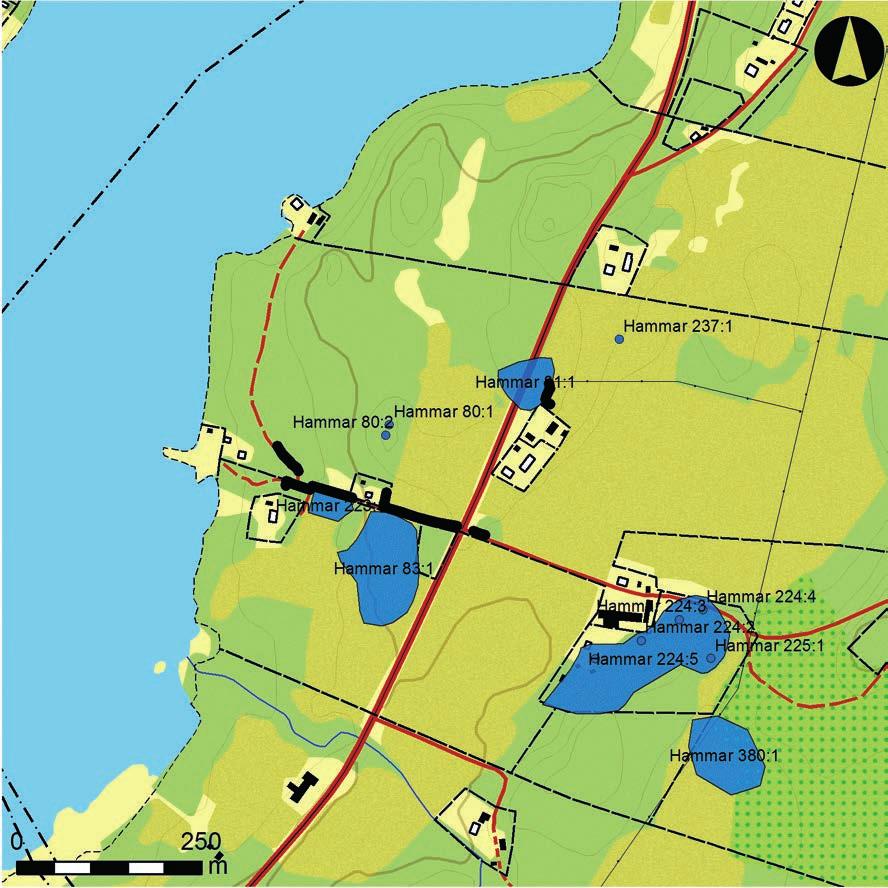 Dalmark 1:4 Figur 2. Schaktplan med de aktuella schakten i de två områdena markerade med svart. På kartan ses även de fornlämningar som finns i den absoluta närheten. Skala 1:8 000.