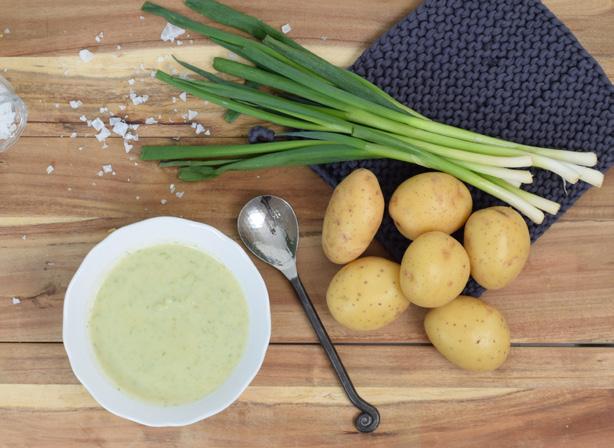 MÅNDAG POTATIS OCH LÖKSOPPA SERVERAD MED BAGUETTE 40 MIN Sätt ugnen på 200 grader. 1. Skala potatisen och dela den i mindre bitar. 2. Lägg potatisen i en kastrull och tillsätt vatten så det precis täcker potatisen.