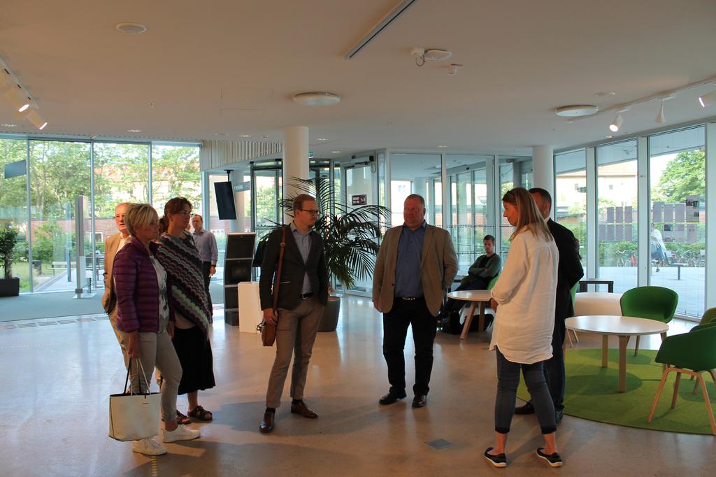 BAKGRUND En politisk styrgrupp för olika aktuella större fastighetsfrågor har bildats. De frågor som är aktuella just nu är stadshus, stadsbibliotek, Parkskolan och arenaområdet.