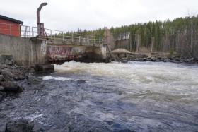 Rubbeforsen (flottningsdamm) Rörströmssjön/Sundsjön är ett litet årsmagasin med en regleringsamplitud på 0,1 m (tabell 2, s. 31 och 4, s. 33) som ligger i biflödet Rörströmsälven.