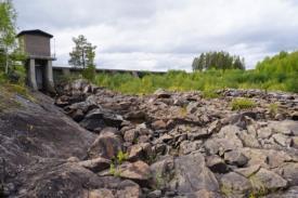 Gamla utloppet från Klingerselet nedanför betongdammen.