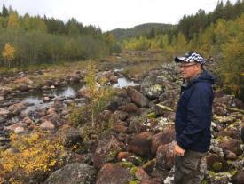 RAPPORT Fjällsjöälven I bilden till höger står Marcus Bryntesson från Länsstyrelsen Västernorrland på ett av de många stenkistorna och beskådar det lilla flöde av vatten som finns idag och som kommer