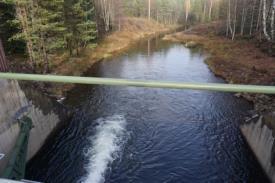 Från Täxviken i Faxälven en bit nedströms Sporrsjön går en grävd kanal till Vängelälven.