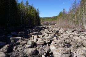 Vid det naturliga utloppet från sjön finns en damm av järn, där luckorna går att justera. Därifrån släpper man en del av det vatten som ingår i minimitappningen.