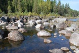 Sträcka 2. Sträckan bestod framför allt av block och sten, men botten var också delvis täckt av grovt grus. Svag ström genom hela området.