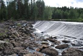 Tröskeln vid Krånge. Spegeldammen uppströms tröskeln.