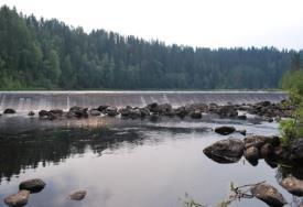 Tröskeln vid Åsmo. Bilden tagen mot tröskeln. Biotopkartering och närmiljöinventering är gjord från tröskeln i Åsmo, ner till landsvägsbron.