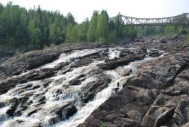 Övre delen av vattenfallet. I området ovanför vattenfallet finns en järnvägsbro. De åtgärder som föreslås presenteras nedan. Endast en del av åtgärderna beskrivs här.