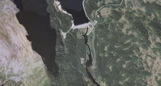 Tappningen hålls hög under vintern och sjön urtappas tidigt (i slutet av februari) för att hålla fallhöjden i kraftverket vid Dabbsjöns utlopp (figur 1) uppe.
