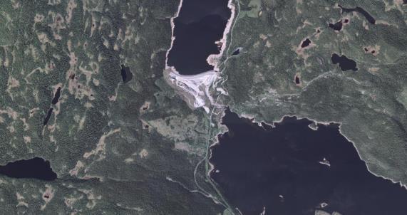 Hit rinner vatten dels från Borgasjön och dels överleds vatten från Korpån via en tunnel från den uppdämda Mesjön.