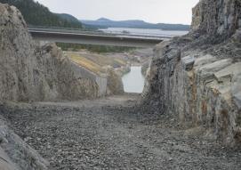 Teknisk fiskväg Dabbsjön Kraftverk Nödtappningskanal Omlöp Torrlagd åfåra Tunnel Stor-Rajan Vid nödtappningskanalens början, uppe vid dammen, har man ett stort område där vattnet från sjön kan