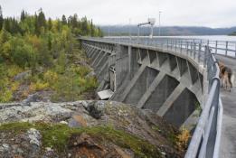 Innan regleringen av Stor-Rajan låg utloppet från sjön (Saxån) på den norra sidan.