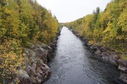 vattenflödet från Stor-Rajan leds via en grävd kanal till Harrsjön och vidare ner till Åsjön.