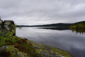 Sjön ligger i Sjoutälvsgrenen och avvattnar ett område som till övervägande del består av skogsterräng. Genom Berg-vattnets kraftverk får maximalt utbyggnads-vattenföringen 35 m³/s avledas.