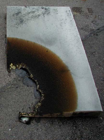 Rest av madrass, försök 5 På samma sätt som vid jämförelsen av madrasserna där antändningen skett på ovansidan kan man här se att försök 5 (boendesprinkler) har mindre mängde avbrunnen