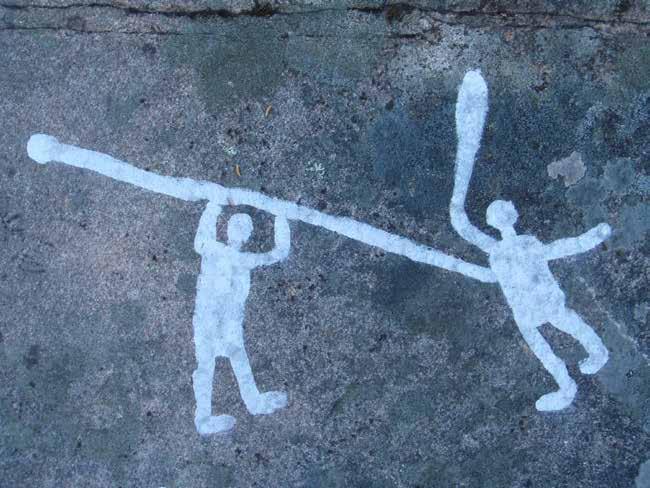 Fig. 7. Scen med en människa som stöter ett spjut i bröstet på en attackerande motståndare med klubbliknande vapen. Detalj från nyfyndet Brastad 617, yta B, i trakten av Medbo.