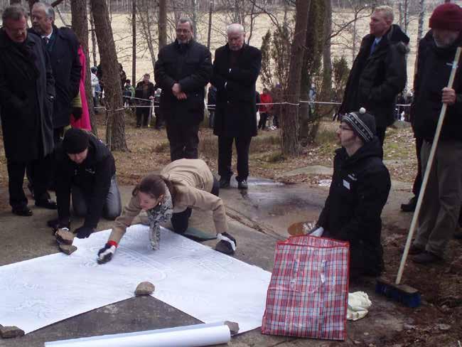 med största försiktighet, så hällen och hällristningarna inte skadas.
