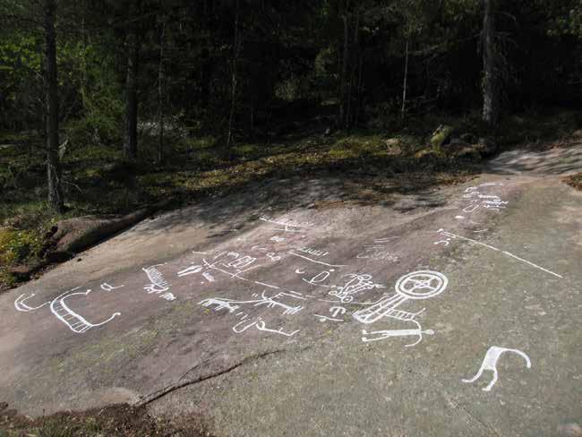 Brastad 15:1 Beskrivning: Hällristning, 4,6x4,5 m (Ö-V), bestående av 10 skepp, 2 människofigurer, 7 djurfigurer, 7 fotsulor, 1 solstativ, 1 vagnsfigur, 2 hjulpar, 1 enkel- och 1 dubbelspiral, 1 cup
