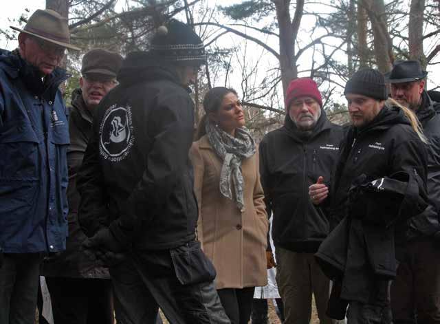 I samtal vid hällristningarna i Brastad den 17 mars 2011. Från vänster: Lars Bäckström, Jarl Nordbladh, Andreas Toreld, HKH Kronprinsessan Victoria, Lasse Bengtsson, Tommy Andersson och Olof Kärnsund.