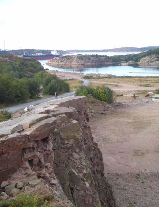 Brastad 109:2 Beskrivning: Hällristning, 1,05x0,65 m (NNV-SSÖ), bestående av 1 skepp, 1 cup and ring och 5 skålgropar. Skeppet är 38 cm l, enkellinjetyp med bemanning. Cup and ring med ögla, 22 cm l.