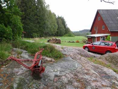 Brastad 194:2 Beskrivning: Hällristning, bestående av 1 skålgrop, 4 cm diam och 0,5 cm dj. Något osäker som skålgrop. Finns flera liknande vittringsgropar på hällen. Belägen på SÖ-sluttande häll.