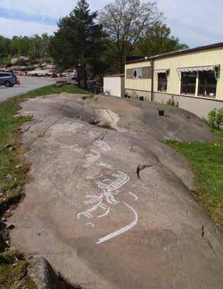 Brastad 264:1 Beskrivning: Hällristning, 0,95x0,25 m (NNÖ-SSV), bestående av 8 skålgropar, 4,5-7,5 cm diam och 0,5-1,5 cm dj. Belägen på toppen av häll. Åkermark.