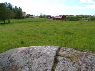 Orientering: Omedelbart S om sprängkant. 0,8 m S om kontorsbyggnad. 6,2 m NV om Brastad 266:1.