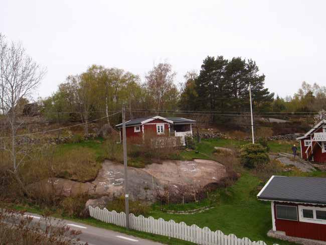2 m N om yta A är: Hällristningsyta B, 2,45x2,15 m (ÖSÖ-VNV), bestående av 7 skepp, 6 människofigurer, 1 djurfigur, 9 fragment och 1 skålgrop.