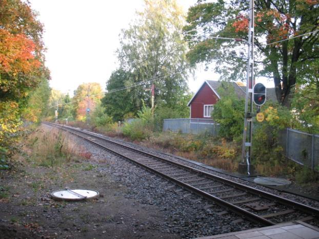 5.3 BULLER FÖRUTSÄTTNINGAR Samtliga bostadshus utefter järnvägen norr om Nynäsvägen samt en handfull fastigheter söder om sträckan är utsatta för maximala bullernivåer som överstiger eller tangerar