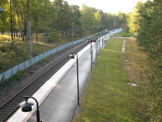 Figur 15 En rad oxlar invid stationen Figur 17 Foto norrut från vägbron norr om stationen Nynäsgård.