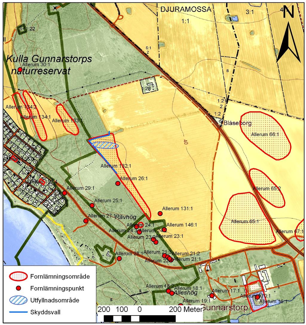 platå i en flackt böljande åkermark och utgörs av en stenåldersboplats. Utsträckningen är 550x40-130 meter i SÖ-NV riktning. Boplatsen begränsas i norr, väster och sydväst av skogspartier.