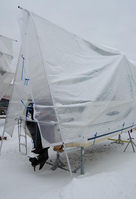 A-ställning 5m 12m A-ben och däcksben är teleskopiska. Ställningen avlastar vindtryck från båten genom att den delvis står direkt på marken.