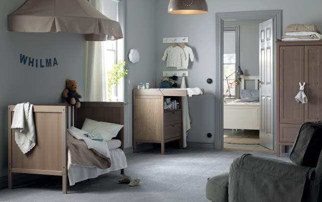 På så sätt kan barnet använda möblerna i många år. GONATT spjälsäng är med sina ljusa färger och runda detaljer inspirerad av svensk möbeltradition.