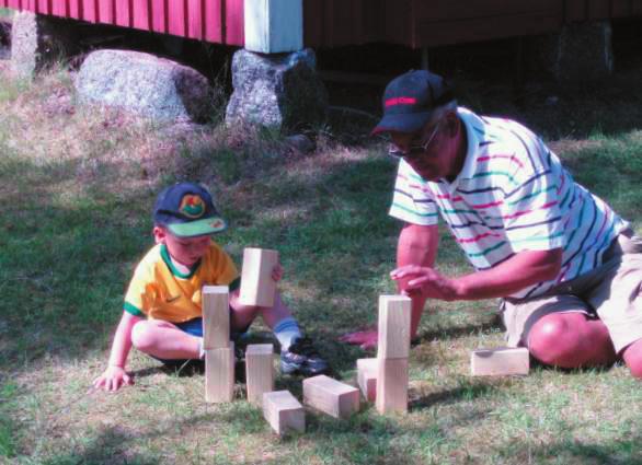 Foto och text: Brita Edlund KONSTENS DAG på Solsand i Jakobstad Fjalle och Felix bygger torn Familjedagen den 1 juli samlade 14 familjer, ca.