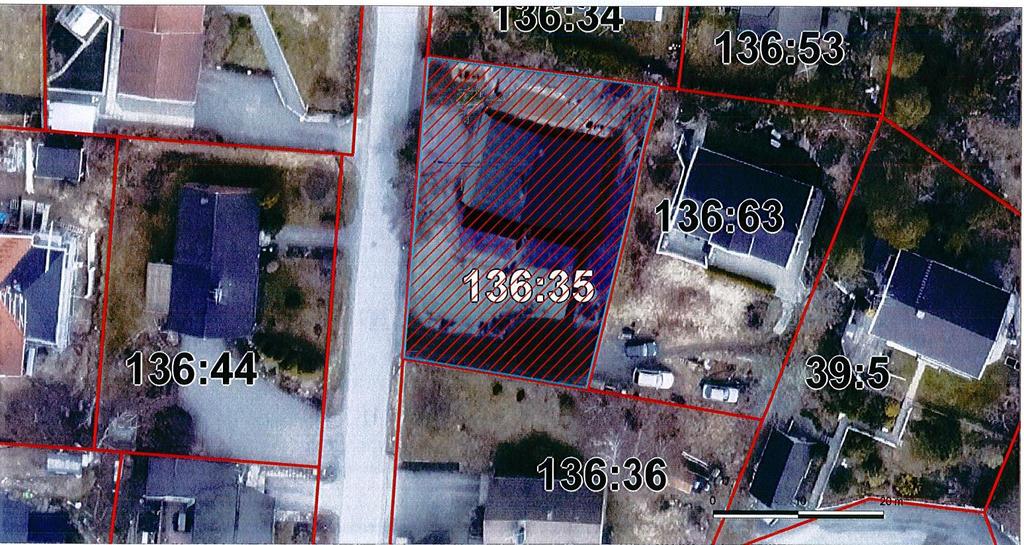 5 Bebyggelse Fastigheten är idag bebyggd med ett tvåvånings parhus med träfasad. Huvudbyggnaden har ingång mot väst respektive öst, bägge ingångarna är på markplan.