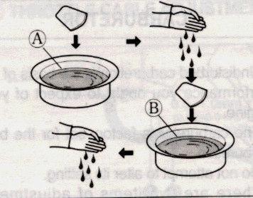 Vrid inte eftersom detta kan skada filtret. Fukta filtret i ett bad med tvåtaktsolja (B). Pressa ur överbliven olja.